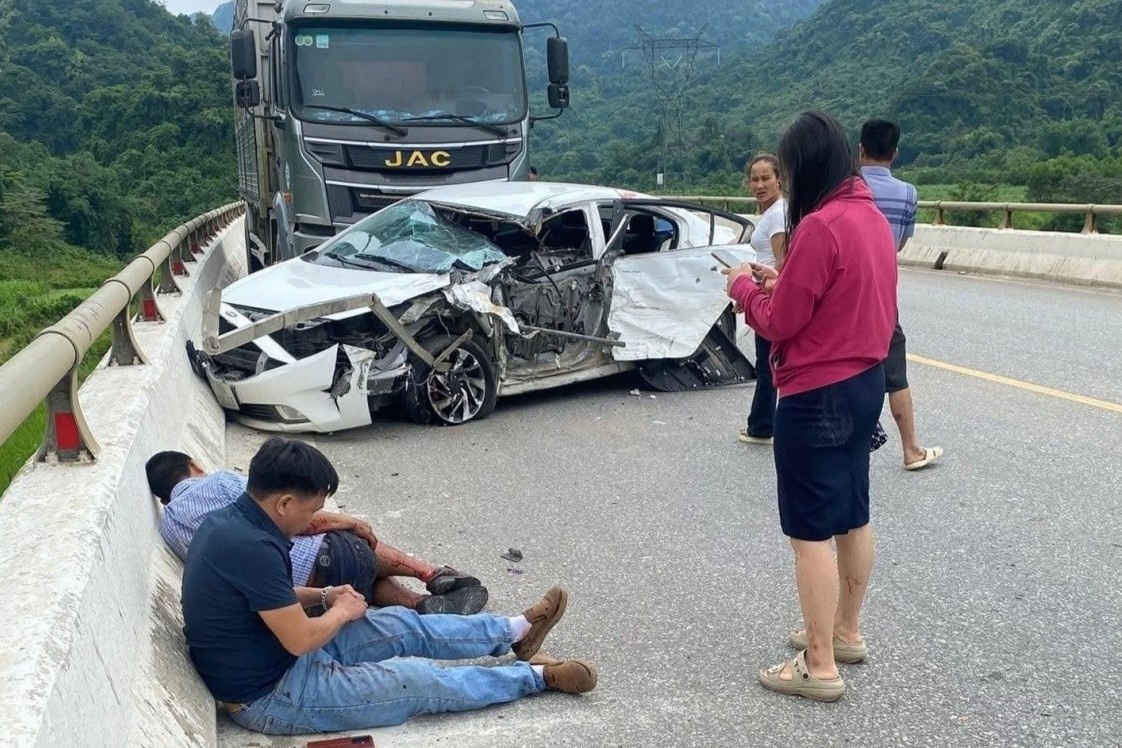 Xe tai dam xe con tren duong Ho Chi Minh, 1 nguoi tu vong hinh anh