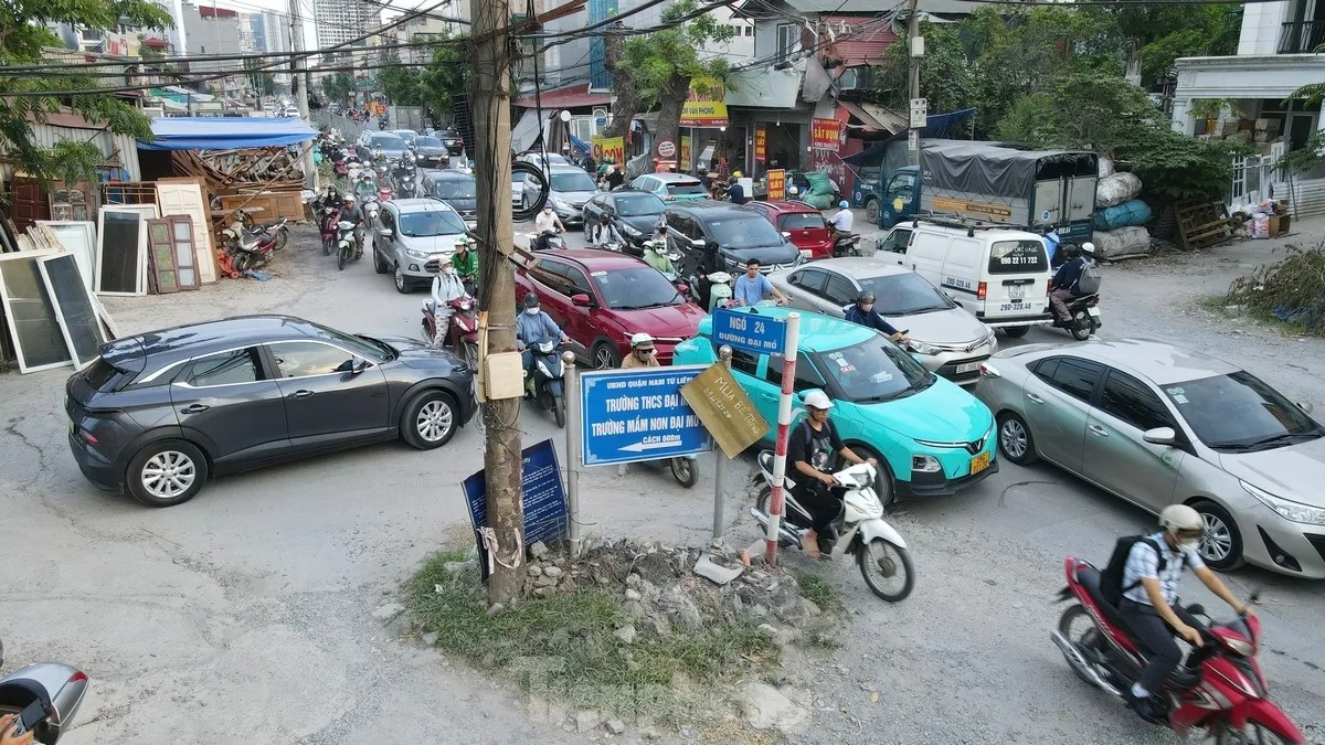 Xe co di lai kho khan tren tuyen duong cham tien do o Ha Noi hinh anh