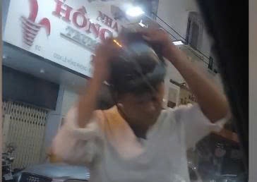 Clip nguoi dan ong chan oto dap pha hinh anh