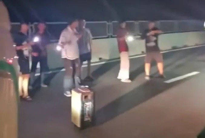 Nguoi dan mang loa xuong duong hat karaoke khi cao toc un tac hinh anh