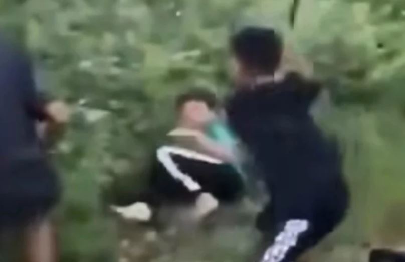 Nam sinh bi danh da man du quy goi xin tha: Loi khai cua nhom danh ban hinh anh