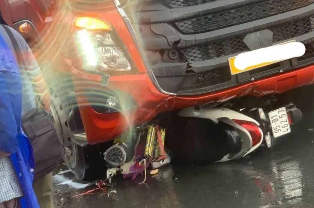 Va cham xe dau keo, nguoi phu nu cung hai con nho tu vong hinh anh