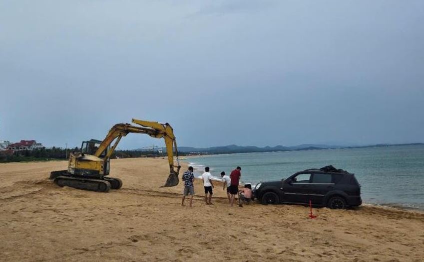 Them mot chu xe oto choi ngong chay xuong bai bien tai Phu Yen hinh anh