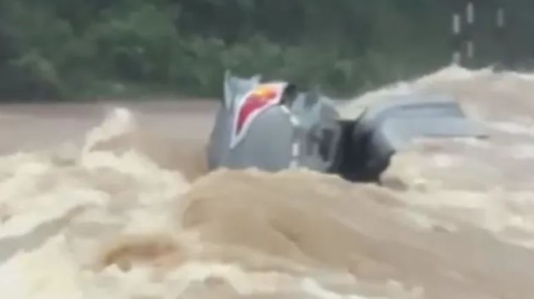 Mua lon lam sap nha, cuon troi oto o Quang Tri hinh anh