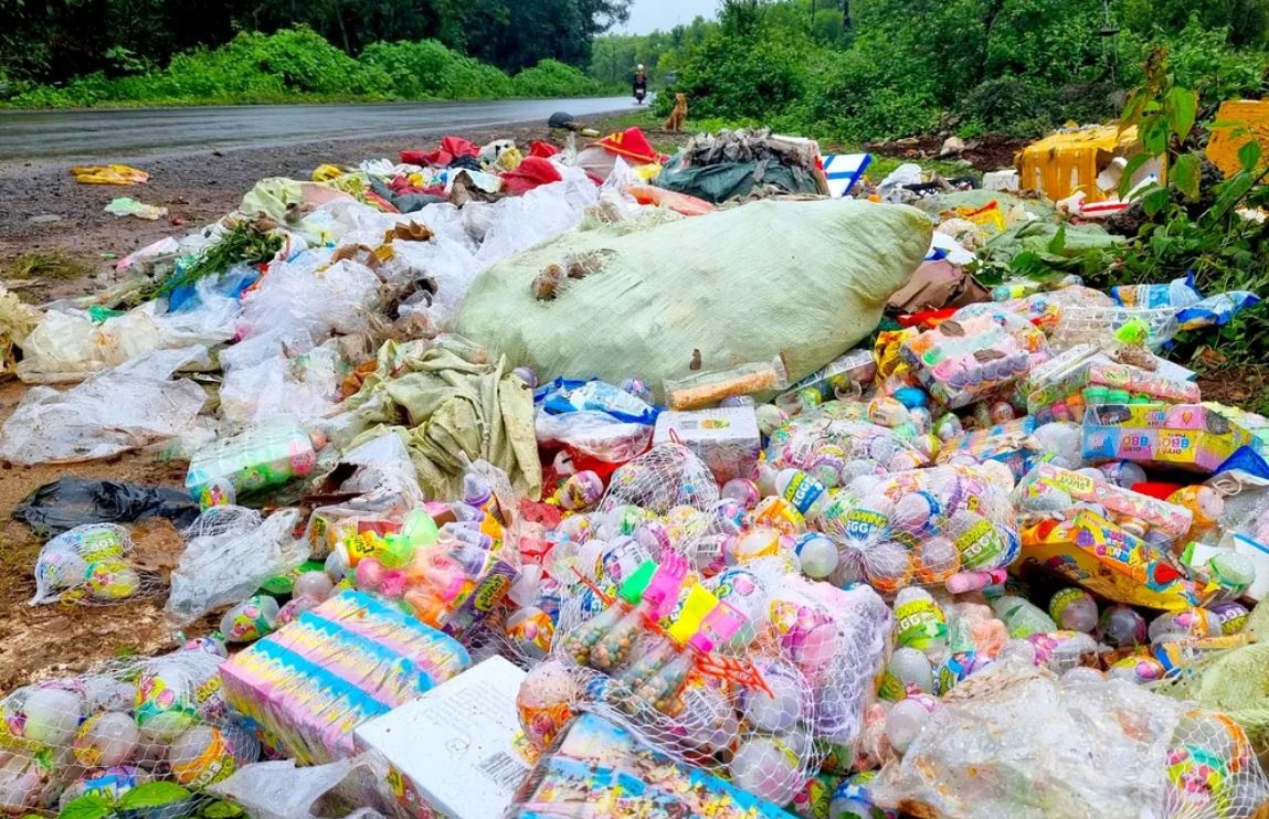 Banh keo, do choi tre em bi vut thanh dong doc duong vang TP Pleiku hinh anh