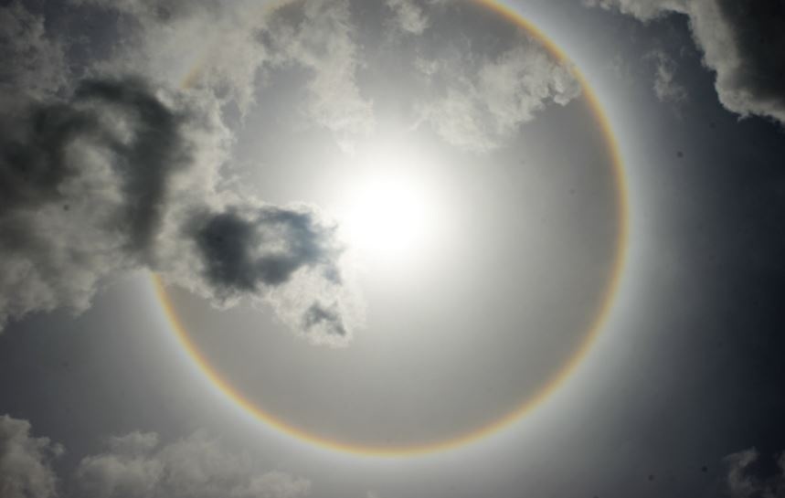 Bat ngo xuat hien quang sang hiem gap tren bau troi TP.HCM hinh anh