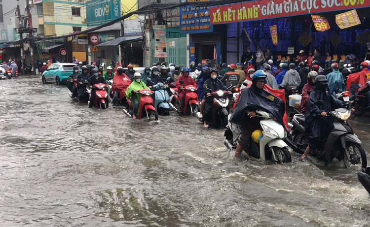 TP.HCM: Mua lon keo dai, nhieu tuyen duong ngap sau hinh anh