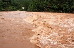 Hai anh em ruot bi nuoc lu cuon tu vong khi di danh ca hinh anh