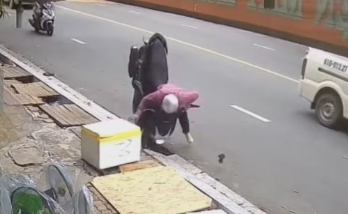 Nguoi phu nu va xe may lon nhao, cam dau giua duong o Binh Duong hinh anh