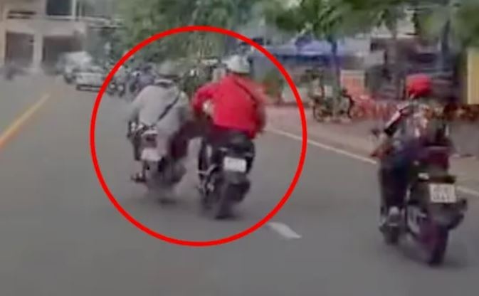 Lay loi khai nguoi dap nga nam thanh nien di xe may o TP.HCM hinh anh