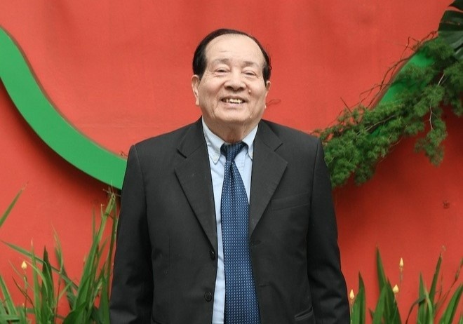 Nha tho Huu Thinh: 'Chung toi lam tho ghi lay cuoc doi minh' hinh anh