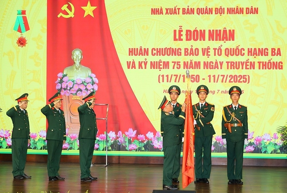 NXB Quan doi nhan dan don nhan Huan chuong Bao ve To quoc hang ba hinh anh