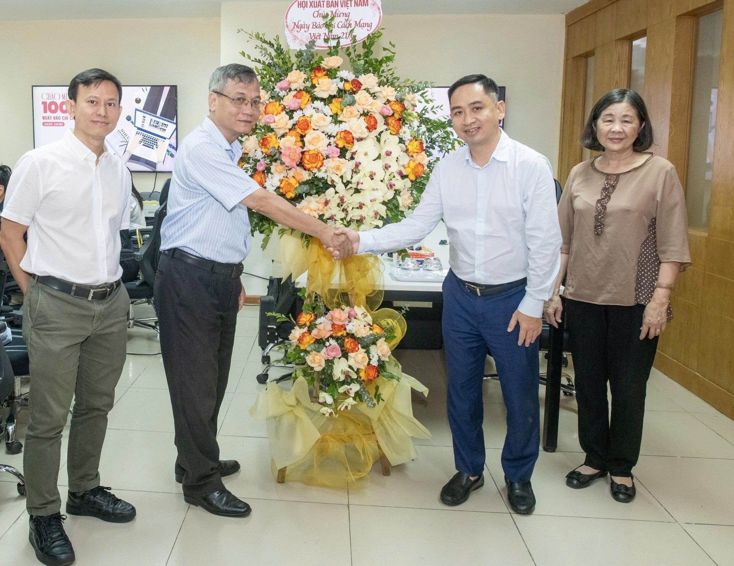 Hoi Xuat ban VN chuc mung 100 nam ngay Bao chi Cach mang Viet Nam hinh anh