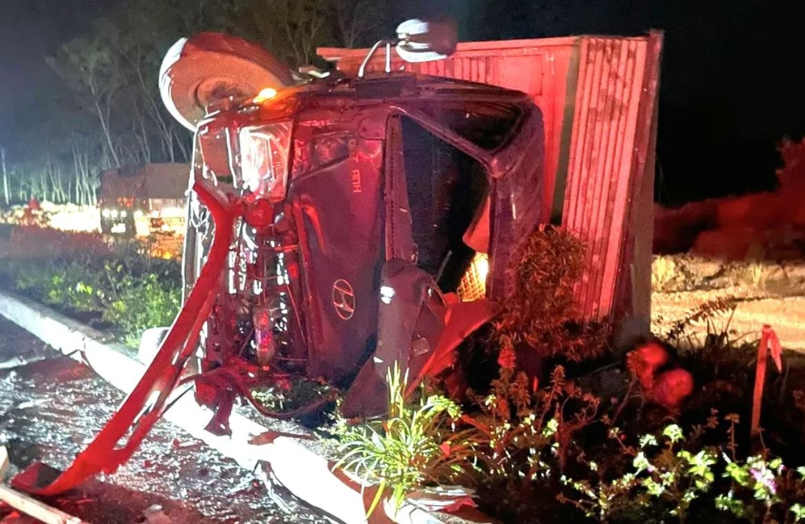 Hien truong hai xe tai dau dau, 4 nguoi thuong vong o Binh Duong hinh anh