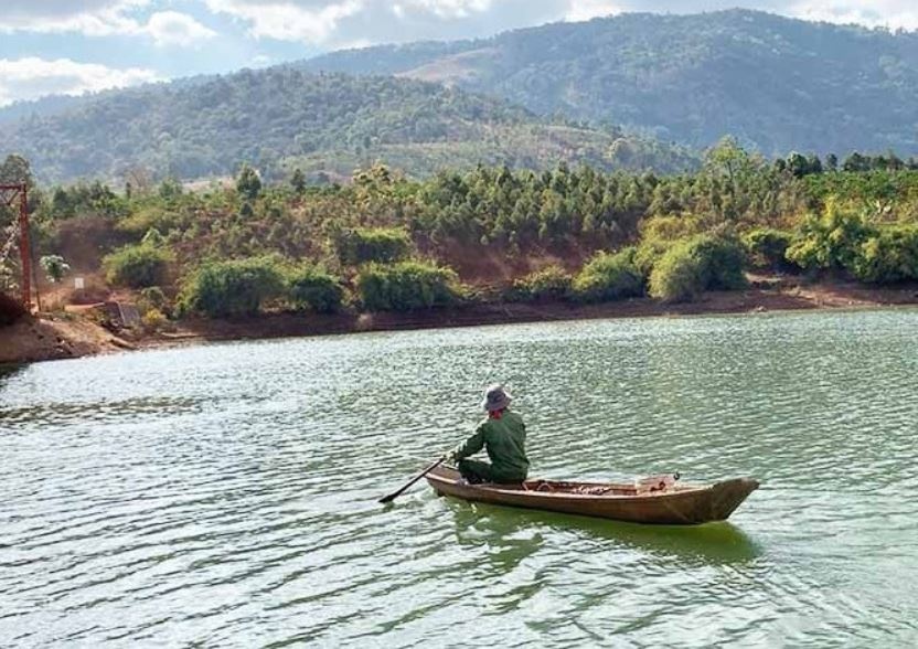 Nguoi dan ong bi lat thuyen tu vong tren ho thuy dien hinh anh