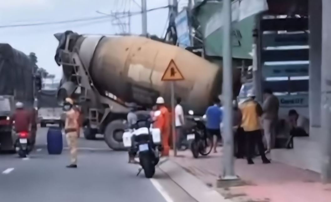 Xe bon mat lai dam sap tiem lam toc o TP.HCM hinh anh