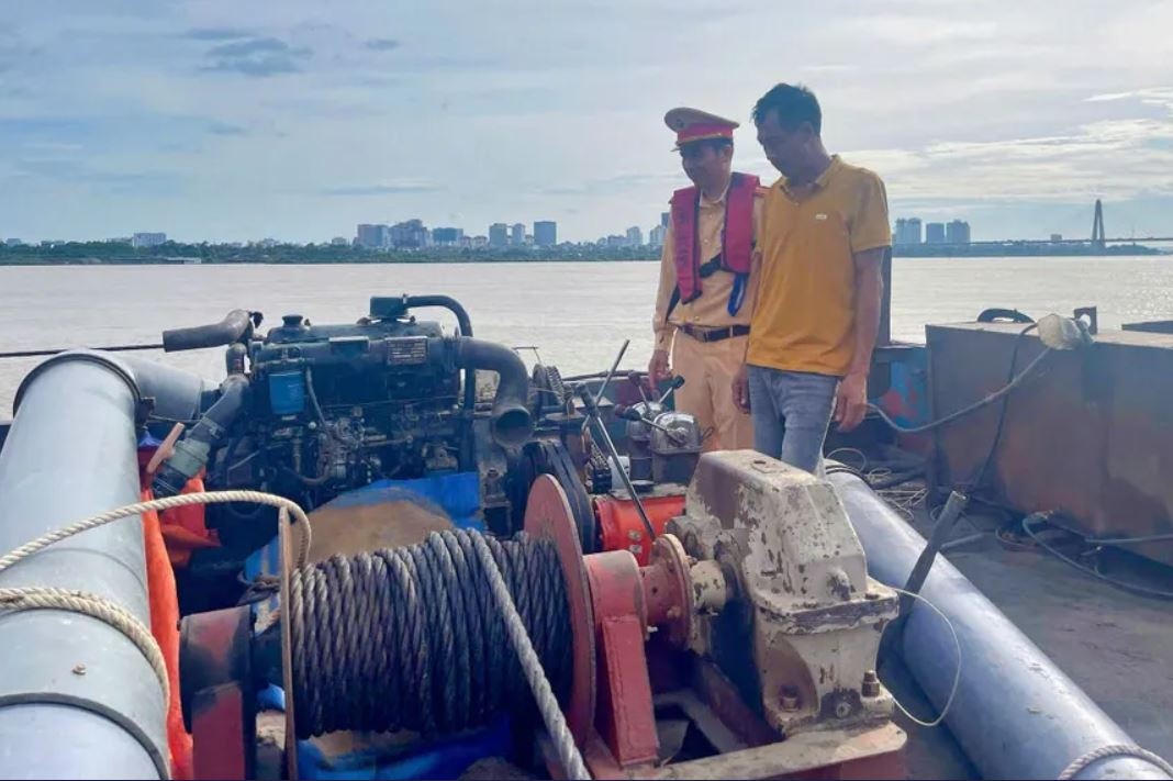 CSGT vach tran thu doan hut trom cat tinh vi tren song Hong hinh anh