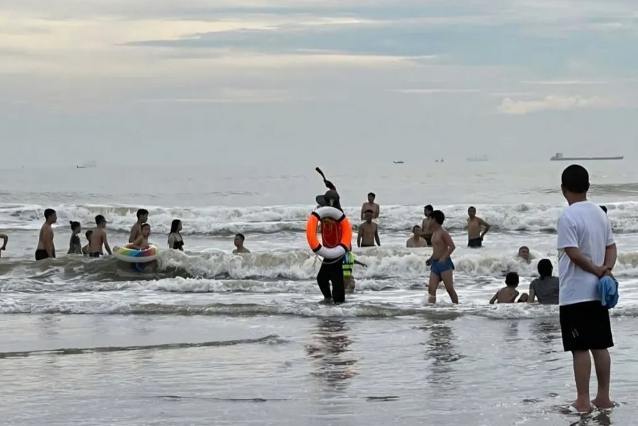 Cuu thanh cong hang chuc du khach duoi nuoc tai bien Cua Lo hinh anh