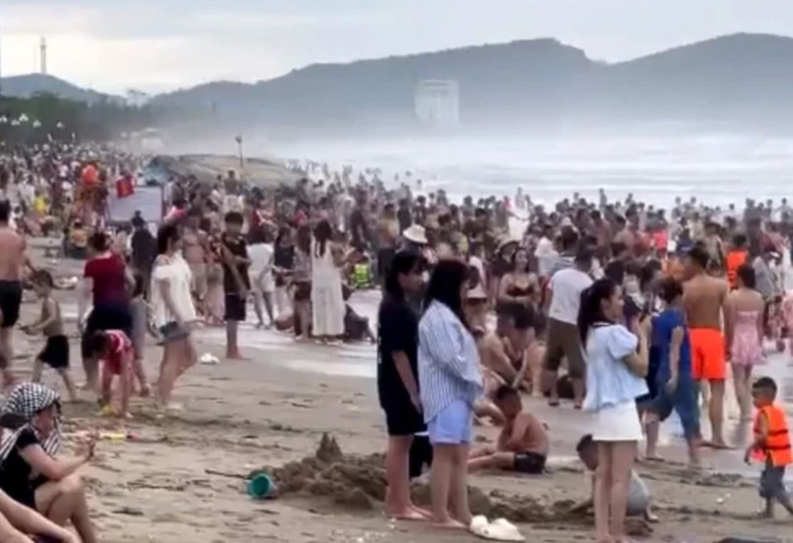 Hon 20 du khach duoi nuoc o bien Cua Lo sang nay hinh anh