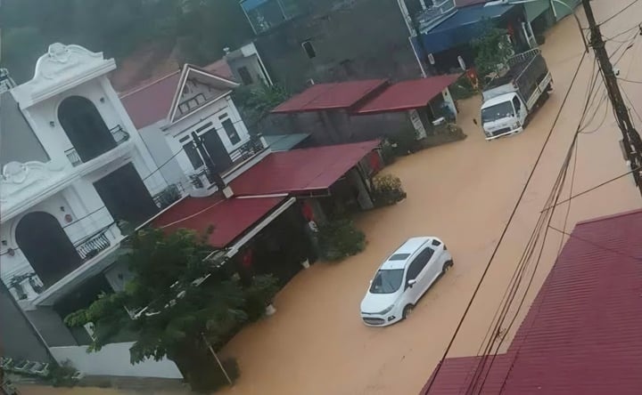 Lang Son hoa bien nuoc sau con mua lon, nhieu oto mac ket tren duong hinh anh