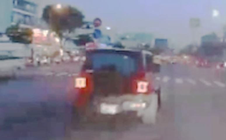 Camera hanh trinh ghi lai canh xe Jeep dam loat xe may o TP.HCM hinh anh