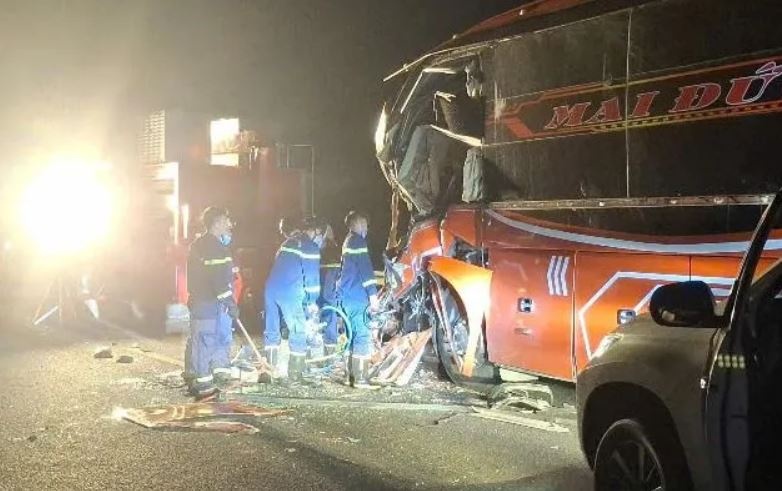 Hien truong kinh hoang vu tai nan tren cao toc, 18 nguoi thuong vong hinh anh