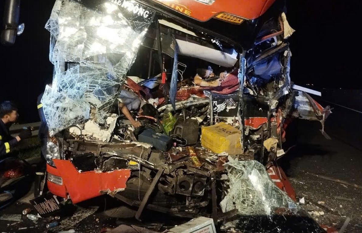 Tai nan nghiem trong tren cao toc Da Nang - Quang Ngai, hai nguoi chet hinh anh