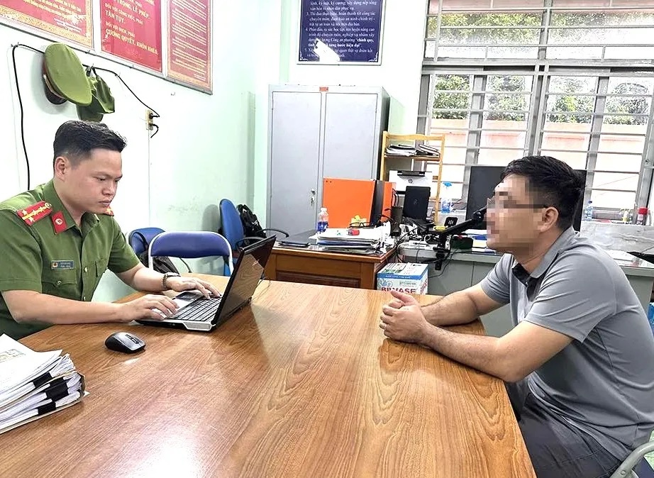 dap nguoi di xe may anh 1