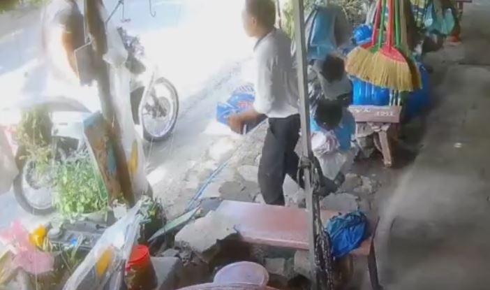 Vao tap hoa hoi mua roi phong xe cho 3 thung bia bo chay hinh anh