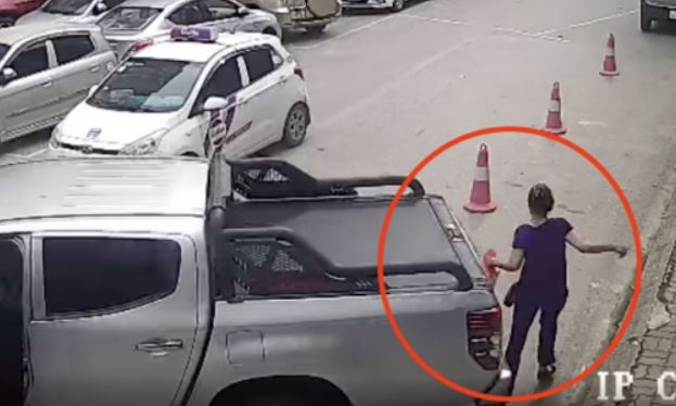 Di bo trong benh vien, nu benh nhan bi xe ban tai tong trung hinh anh