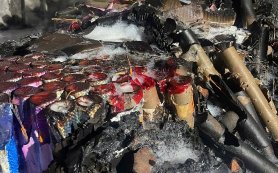 Chay nha 4 tang o Ha Noi: Phat hien vat nghi la phao hinh anh