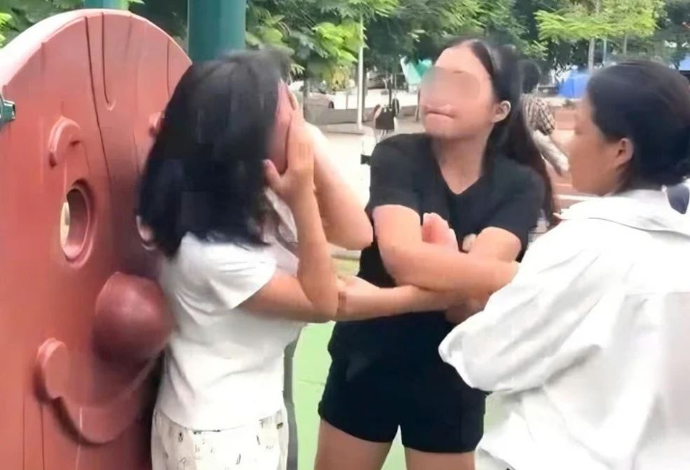 Hanh hung co gai anh 1