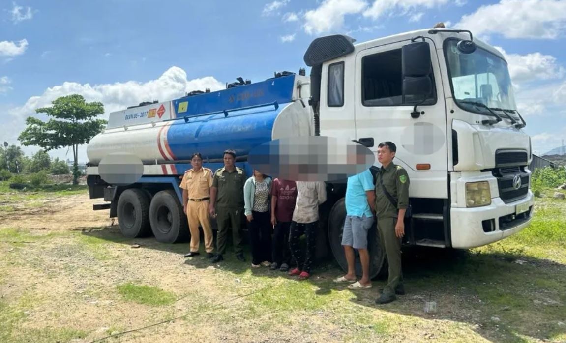 5.000 lit dau D.O khong nguon goc van chuyen tren song Thi Vai hinh anh