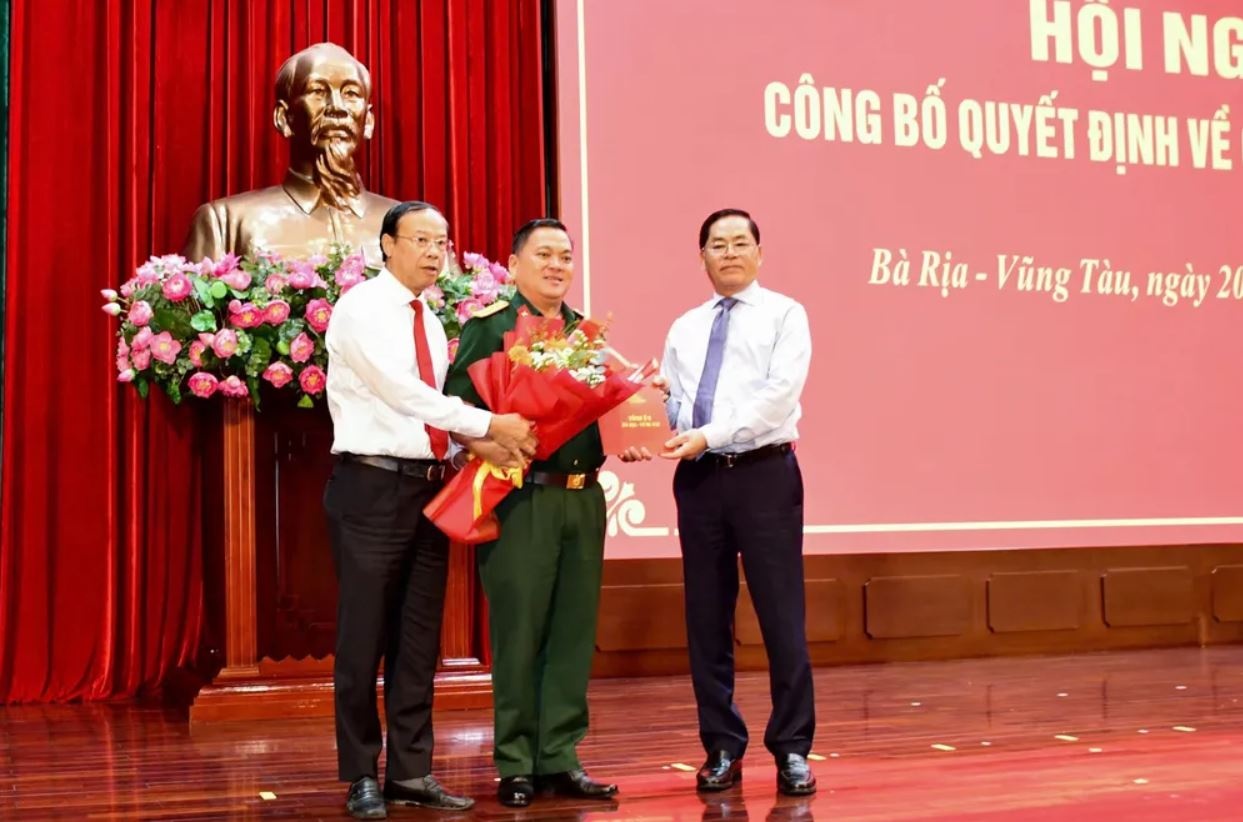 Ban Bi thu anh 2