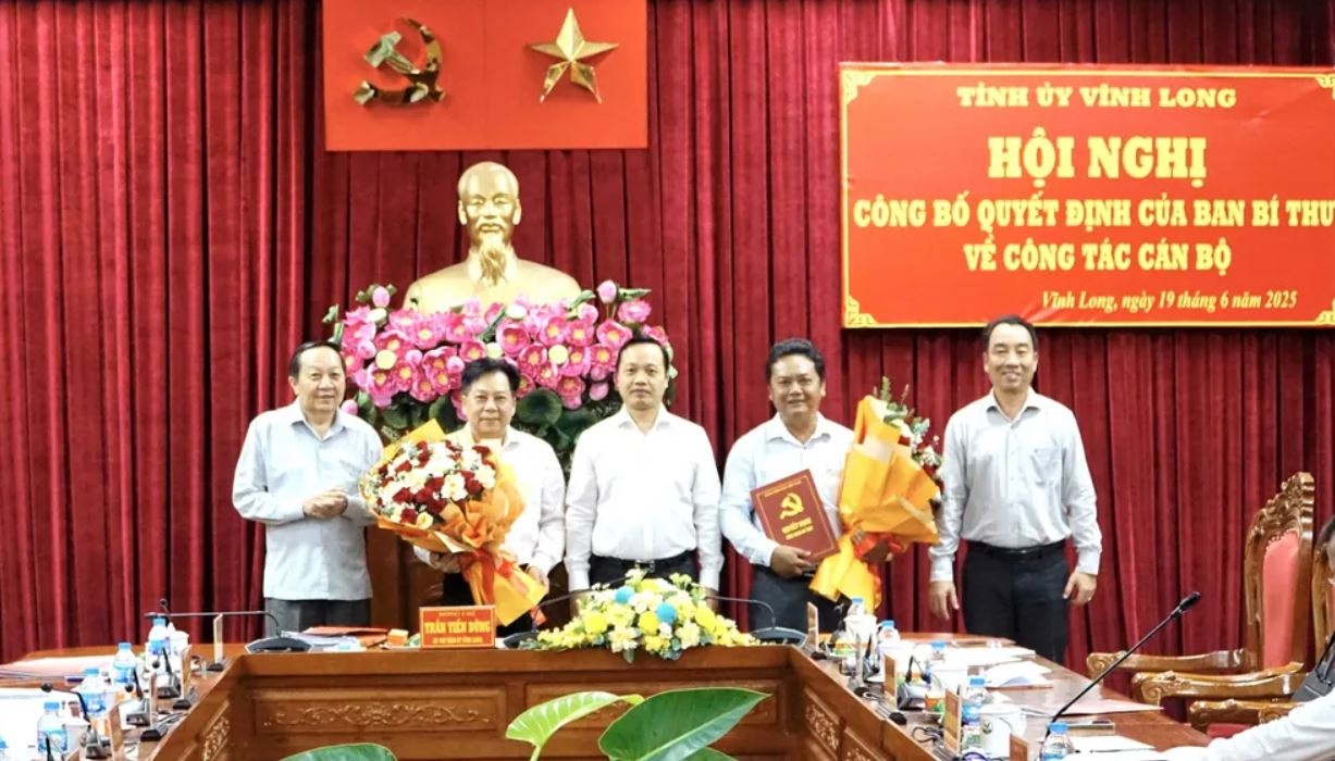 Ban Bi thu anh 3