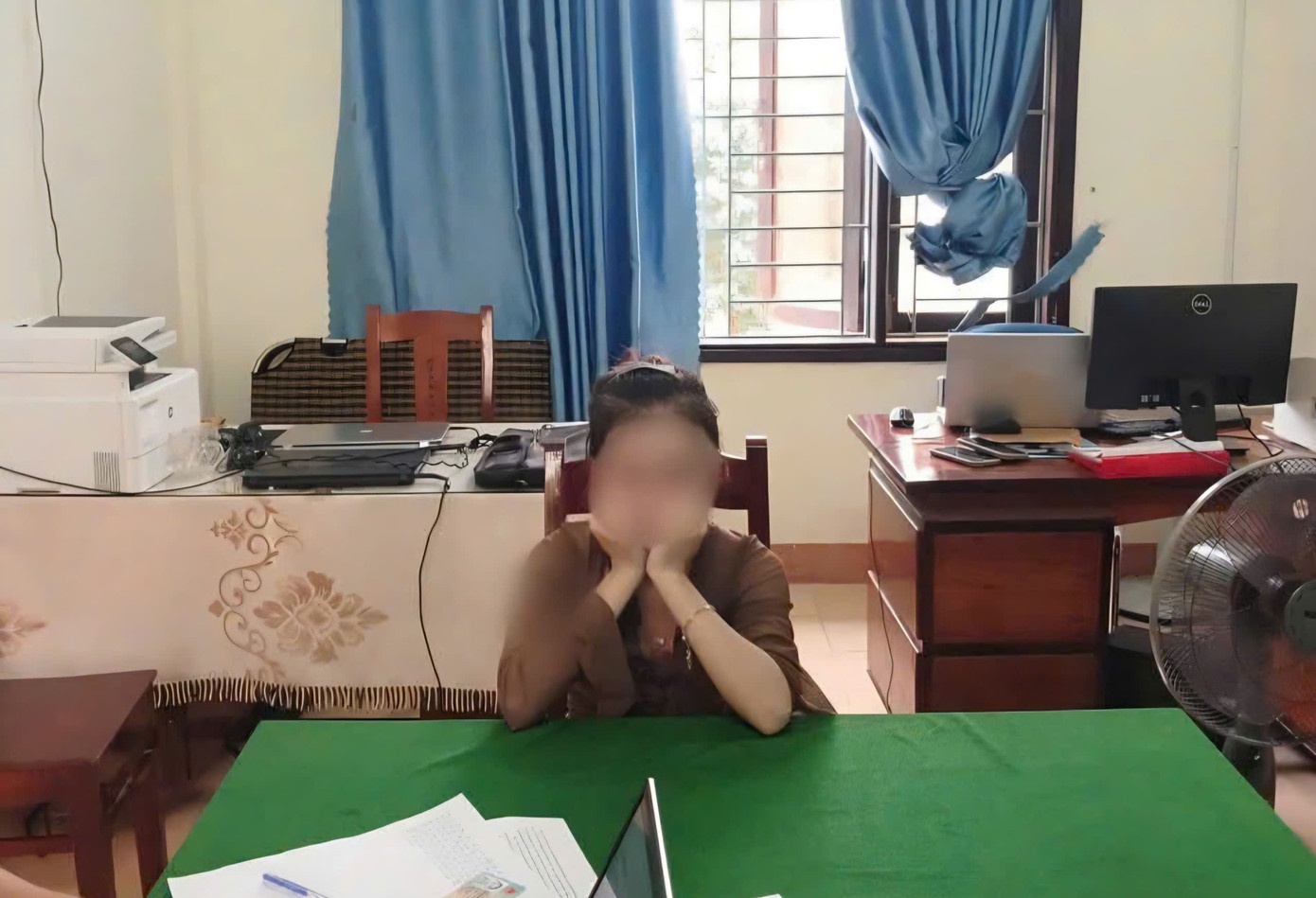 Giai cuu hai thieu nu bi chu quan karaoke giam long doi tien chuoc hinh anh