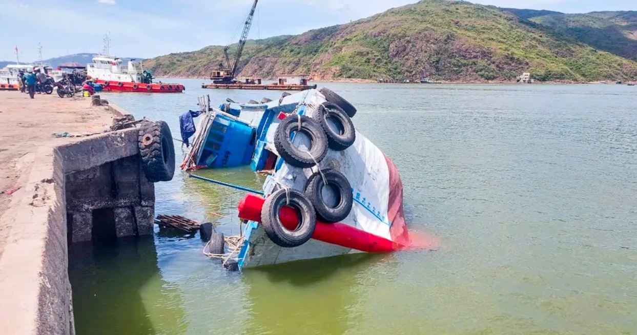 Lat tau Quy Nhon anh 1