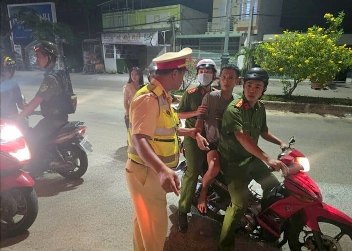 Thanh nien danh hoc sinh anh 2