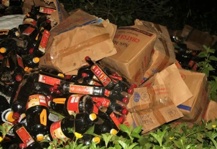 Thanh Hoa lap doan kiem tra vu hon 1.000 chai nuoc mam vut bui ram hinh anh