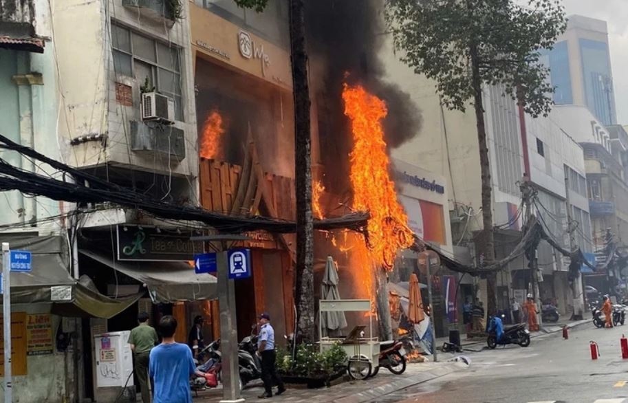 Chay cap vien thong truoc cua quan an tai Quan 1 hinh anh