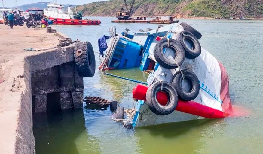 Tau lat o cau cang Quy Nhon, 50 tan hang chim xuong nuoc hinh anh