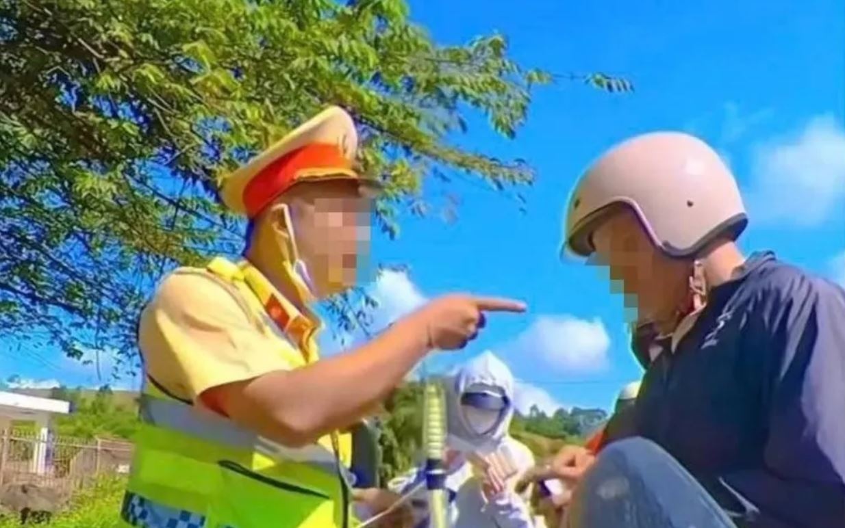 Mot can bo canh sat giao thong Dak Lak noi nguoi dan ‘mom thoi’ hinh anh