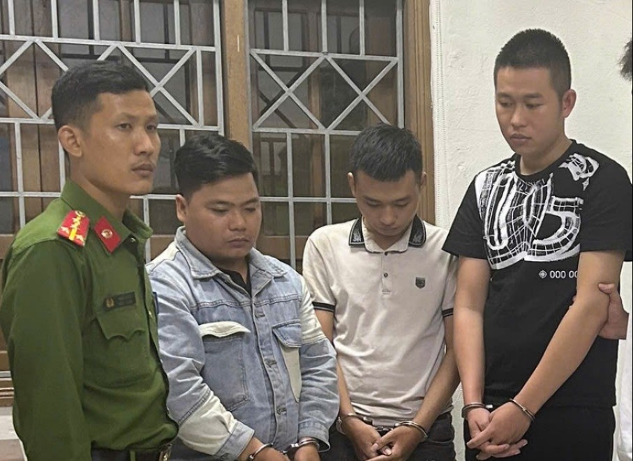 Danh hoi dong ban co bac, ep chuyen lai tien roi cuop luon dien thoai hinh anh