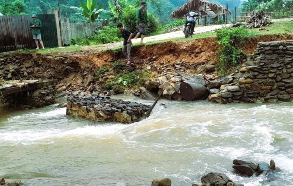 Mot phu nu di lam thue bi tu vong do sat lo dat, da hinh anh
