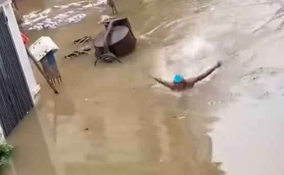 Nguoi dan Thai Nguyen cheo thuyen, boi giua pho sau mua lon hinh anh