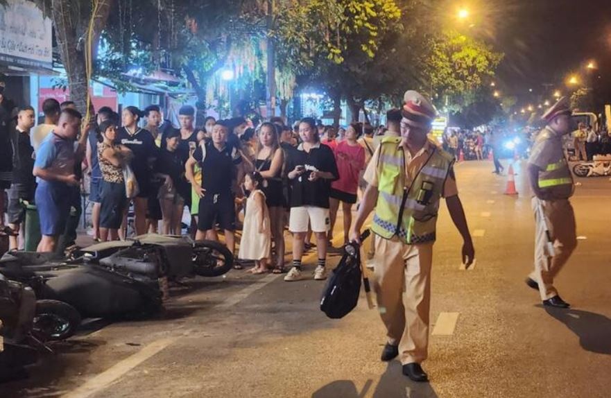 Oto 'dien' tong loat xe may o Bac Ninh, hai co gai bi thuong hinh anh