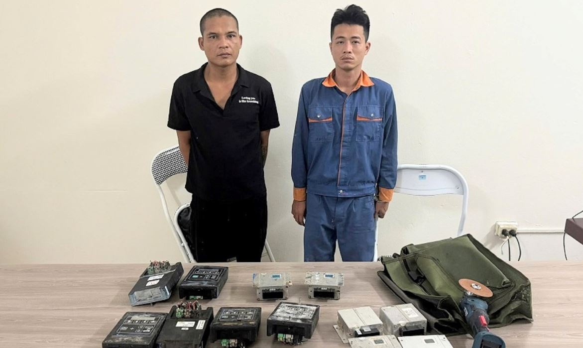 Bat hai doi tuong trom hang loat hop so xe nang trong khu cong nghiep hinh anh