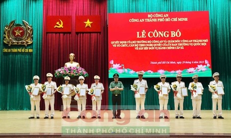 Sau sap nhap, to chuc lai bo may, Cong an TP.HCM co 213 dau moi hinh anh