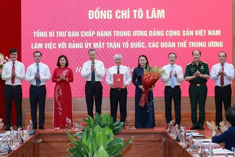 Tong Bi thu trao Quyet dinh thanh lap Co quan Uy ban TW MTTQ Viet Nam hinh anh