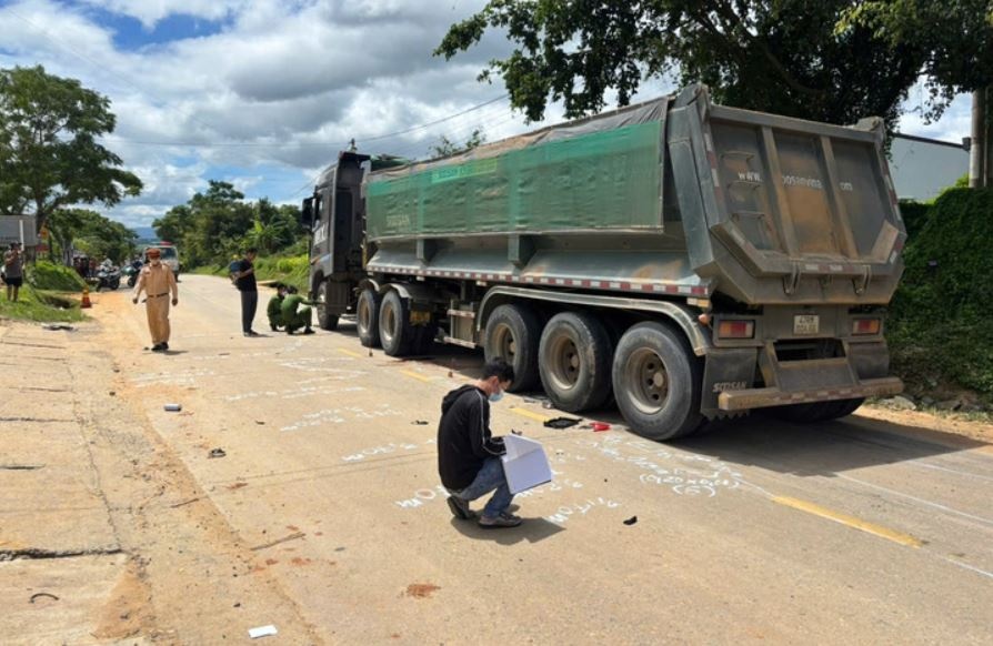 Va cham xe tai va xe dap dien, hai em nho tu vong hinh anh